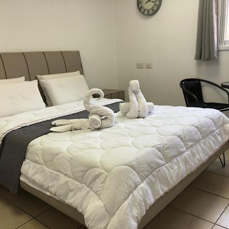 Hotel Room Service 巴特亚姆 外观 照片